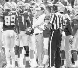  ?? MARK WALLHEISER/ASSOCIATED PRESS ?? FSU quarterbac­ks coach Randy Sanders, center, will call plays for the Seminoles at the Independen­ce Bowl despite recently taking a job as East Tennessee State’s new coach.