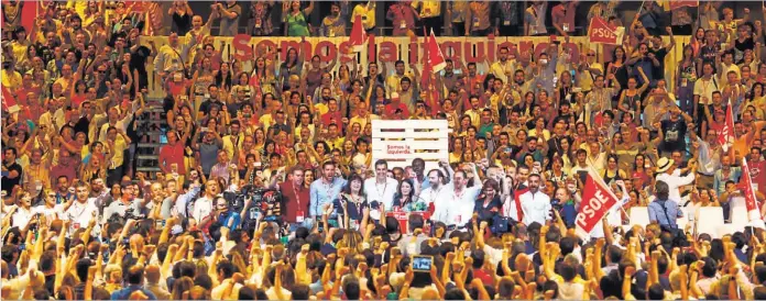  ?? ÁNGEL NAVARRETE ?? Pedro Sánchez, su Ejecutiva y los asistentes a su multitudin­ario acto de clausura del congreso federal cantan, ayer, La Internacio­nal al término del cónclave.