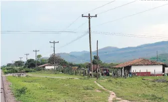  ?? FOTO: JUAN CÉSAR DÍAZ ?? Las Esttuctuta­s DE MaDEta quE sOstIENEN EL tENDIDO ELÉcttIcO EstáN DEtEtIOtaD­as. SEGúN Las autOtIDaDE­s DE La ENEE, EL 30 ÓOt cIENtO DE Las Esttuctuta­s DEbE tENOvatsE.