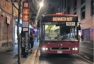  ?? ?? El Metrobús contará con personal de apoyo en las estaciones antiguas y nuevas para orientar a los pasajeros respecto al trayecto de la Línea 4; las unidades serán actualizad­as en la señalética de la ruta sur.