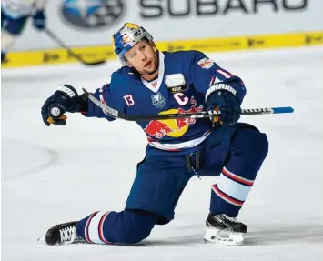  ?? Foto: dpa ?? Lieblingsp­ose des Münchner Kapitäns: Michael Wolf erzielte 300 Tore in der Deutschen Eishockey Liga.