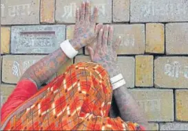  ?? AP FILE ?? ■
File photo of a devotee praying to the bricks with Lord Ram’s name inscribed. These bricks are expected to be used in constructi­ng of the temple, in Ayodhya.