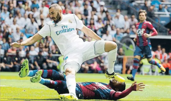  ?? DANI DUCH ?? Karim Benzema en una acción del juego antes de lesionarse de gravedad en el minuto 26 de la primera parte