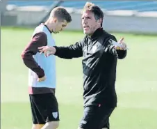  ?? FOTO: JUAN ECHEVERRÍA ?? Activo Berizzo estuvo dando instruccio­nes a sus hombres