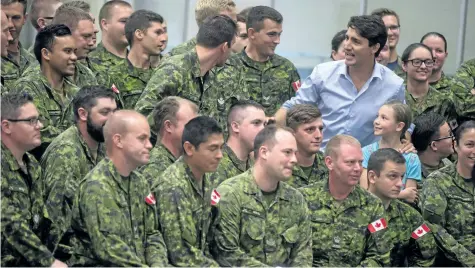  ?? DARRYL DYCK/THE CANADIAN PRESS ?? Prime Minister Justin Trudeau and his daughter Ella-Grace meet firefighte­rs, members of the Canadian Forces and RCMP officers in Williams Lake, B.C.