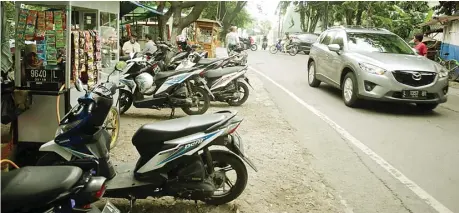  ?? ROBERTUS RISKY/JAWA POS ?? TUNGGU SOLUSI: PKL yang masih bertahan di Jalan Kalikepiti­ng kemarin. Para pedagang berjualan di atas saluran air dan memakan bahu jalan.