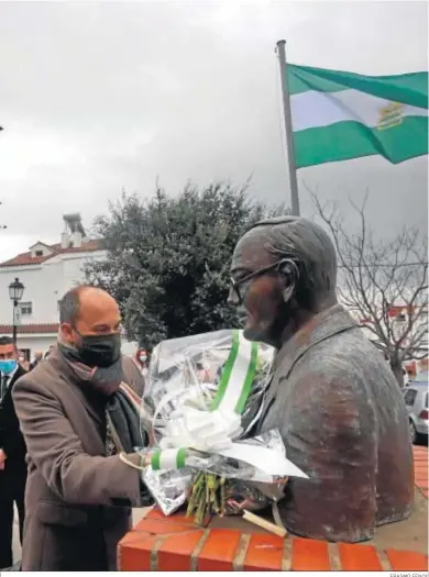  ?? ERASMO FENOY ?? Miguel Alconchel, alcalde de Los Barrios, en la ofrenda floral a la estatua de Blas Infante.