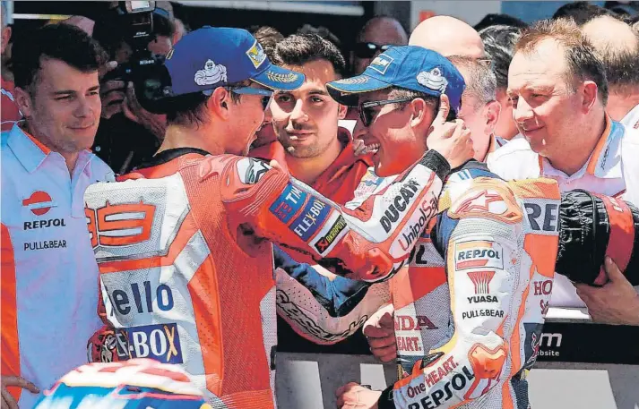  ?? FOTO: MOTOGP.COM ?? Jorge Lorenzo y Marc Márquez serán compañeros de equipo en Repsol Honda para 2019 y 2020. Alberto Puig ha reunido un auténtico ‘dream team’ después de que se confirmara el adiós de Dani Pedrosa