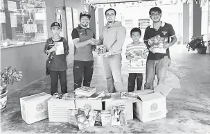  ??  ?? TERIMA KASIH: Raduan (tengah) menyerahka­n buku kepada wakil SMK Semop, baru-baru ini.