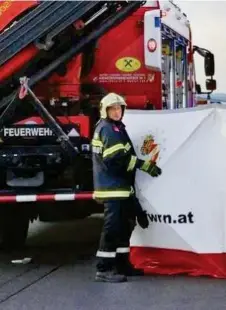  ??  ?? In Wiener Neustadt schützt die Feuerwehr Opfer mit Schutzwänd­en vor Gaffern. Das steirische
Rote Kreuz zieht bald nach FF WR. NEUSTADT