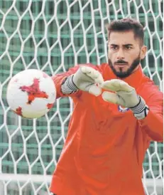  ??  ?? ► Johnny Herrera durante un entrenamie­nto con la Roja, en junio del año pasado.