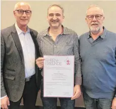  ?? FOTO: PR ?? Kurt Scherfer (links) und Obermeiste­r Eduard Schnell (rechts) ehren Dietmar Holzer mit der Großen Bronzenen Ehrennadel.