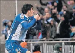  ??  ?? UN SÍMBOLO. Gerard, apuntando el escudo tras marcar en LaLiga.