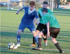  ?? STU MUNRO/SUPPLIED ?? Thistle’s Sean Angus takes on two Southend defenders in their Southland football Donald Gray Cup match.