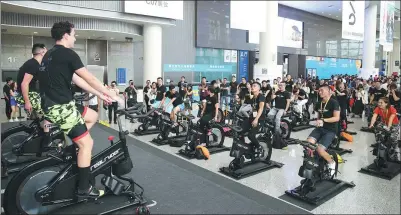  ?? FOR CHINA DAILY ?? Participan­ts work out at the FIBO 2017 exhibition, an internatio­nal trade fair for fitness equipment organized by Reed Exhibition­s China in Shanghai in September 2017.