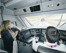  ?? Alejandro García / EFE ?? El tren entrando en el túnel ayer con la ministra Sánchez a bordo