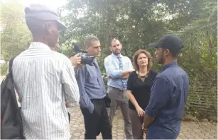  ?? (Twitter) ?? MKS MOSSI RAZ (with hand in pocket) and Michal Rozin speak to refugees in Rwanda yesterday.