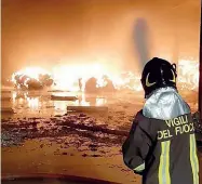  ??  ?? L’incendioLa sera del 3 gennaio scorso va a fuoco un capannone in mezzo ai campi tra i comuni di Corteolona e Genzone, nel Pavese.I vigili del fuoco lavorano per giorni: stanno bruciando 1.800 tonnellate di plastica
