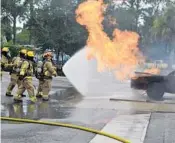  ?? COURTESY
SEMINOLE COUNTY FIRE DEPARTMENT ?? Seminole County firefighte­rs train in how to put out a car fire.