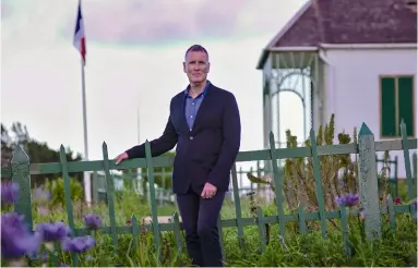  ??  ?? Michel DancoisneM­artineau, devant la maison de Longwood, sur l’île de Sainte-Hélène.