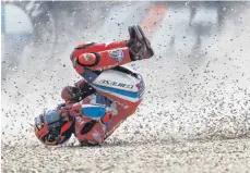  ?? FOTO: DPA ?? Für den Zahlinger Stefan Bradl war das MotoGP-Rennen in Brünn bereits nach drei Kurven zu Ende. Er blieb unverletzt.