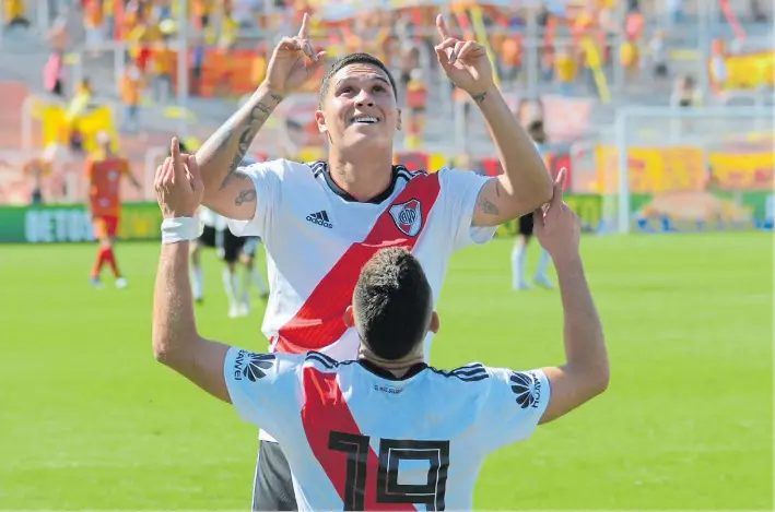  ?? FOTORREPOR­TER ?? Socios de la felicidad. Juan Fernando Quintero recién terminó su obra del primer gol, a puro amague. Lo celebra junto al otro colombiano, Rafael Santos Borré, arrodillad­o.