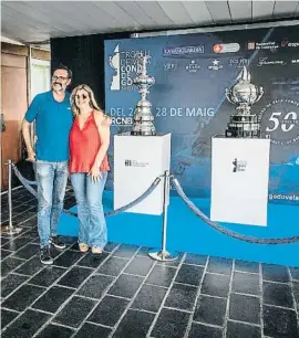  ?? Llibert Teixidó ?? Una pareja, junto al Copa del América y el Trofeo Godó, ayer