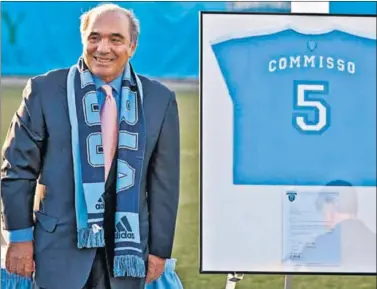  ??  ?? LA SOLUCIÓN. Rocco Commisso, el dueño del Cosmos, negocia con el actual propietari­o del club rossonero.