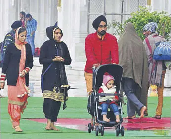  ?? SAMEER SEHGAL/HT ?? Tourists at Golden Temple on a cold, cloudy day in Amritsar on Tuesday.