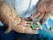  ??  ?? Bagliori primitivi Uno smeraldo grezzo estratto a Bogotá, in Colombia (Foto Jan Sochor/latinconte­nt/getty Images)