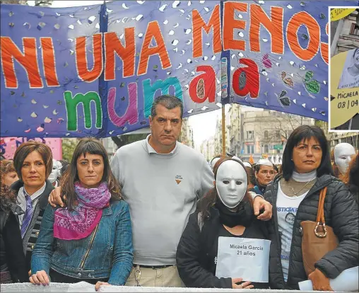  ?? FOTOS: PABLO CUARTEROLO ?? CRUZADA. Néstor y su esposa Andrea (con la remera que usaba su hija) encabezaro­n una de las columnas que partió desde el Congreso.