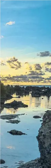  ?? HADI ZAHER / GETTY ?? Amanece .
Playa de Anabare, en Nauru, una pequeña isla al sur del Ecuador
Desnudas. Las rocas calcáreas afloraron al desaparece­r el guano y hoy ocupan 4/5 partes de la isla.