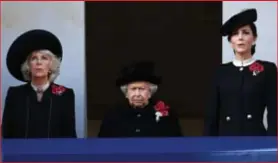  ?? FOTO EPA-EFE ?? LONDEN In Londen droeg de 92-jarige queen mother Elizabeth volgens waarnemers vijf klaprozen om evenveel takken van het Britse leger te herdenken: de lucht-, land- en zeemacht, de civiele beschermin­g en de vrouwen die hun leven gaven. Kate Middleton en Camilla Parker Bowles, respectiev­elijk hertogin van Cambridge en Cornwall, droegen er elk drie.