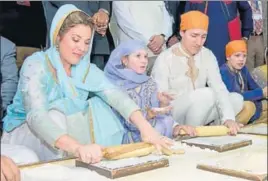  ?? HT PHOTO ?? LANGAR DIARIES Justin Trudeau, his wife Sophie Gregoire and daughter EllaGrace prepare ‘chapatis’ at the Golden Temple kitchen.