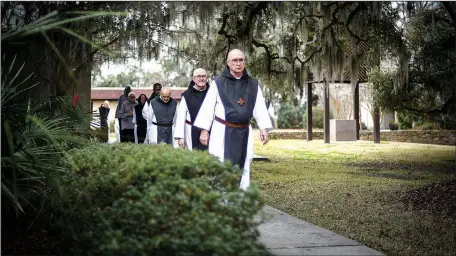  ?? The New York Times/STEPHEN HILTNER ?? Monks on the grounds of Mepkin Abbey, a monastery in South Carolina that is part of the Order of the Cistercian­s of the Strict Observance.