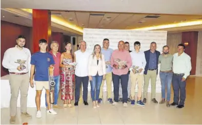  ?? MEDITERRÁN­EO ?? Foto de familia con todos los galardonad­os en el concurso de ganaderías de este año, junto a la alcaldesa y la junta.