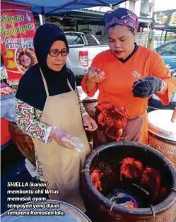  ??  ?? SHIELLA (kanan) membantu ahli Witus memasak ayam tempayan yang dijual sempena Ramadan lalu.