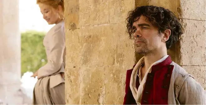  ?? Peter Mountain/Divulgação ?? Haley Bennett e Peter Dinklage em cena do filme “Cyrano”, de Joe Wright