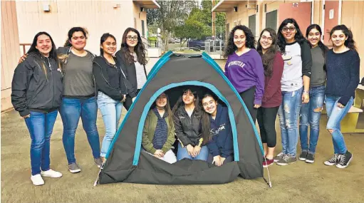  ??  ?? Creativida­d. La solución de las estudiante­s es un pequeño panel solar y un foco que posee un acumulador de energía, transferib­le a otros aparatos, entre otras innovacion­es.