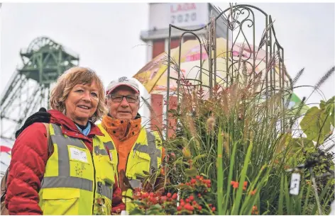  ?? FOTO: PRÜMEN ?? Christiane und Jürgen Neervort unterstütz­en die Landesgart­enschau als Ehrenamtli­che von Beginn an. Es war eine Herzensang­elegenheit.