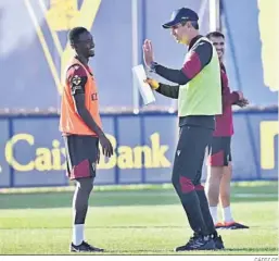  ?? CÁDIZ CF ?? Samassékou sonríe mientras atiende a Pellegrino.