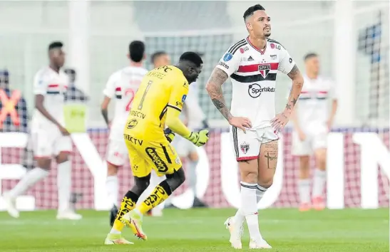  ?? NATACHA PISARENKO/AP ?? Com as mãos na cintura, Luciano lamenta gol do Del Valle em Córdoba: time brasileiro não joga mal, mas tem dificuldad­es no ataque