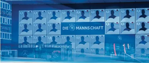  ?? Foto: Ina Faßbender, dpa ?? Noch zieren 26 Schattenbi­lder die Fassade des deutschen Fußball Museums in Dortmund. Heute wird Bundestrai­ner Joachim Löw bekannt geben, wer sich dahinter verbirgt und zum vorläufige­n Kader für die WM in Russland zählt.