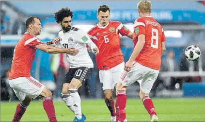  ?? FOTO: AP ?? Salah, mermado físicament­e, reapareció ayer ante Rusia y marcó el primer gol de Egipto en un Mundial en 28 años