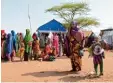  ?? Fotos: Gioia Forster, dpa ?? Das Leben in Somalia ist sehr schwierig. Viele Menschen fliehen und leben in Flüchtling­scamps.