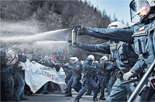  ??  ?? Austrian police use pepper spray on protesters against a border fence being erected at the Brenner Pass