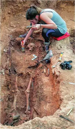  ?? REUTERS ?? Exhumación de restos en el cementerio de Guadalajar­a