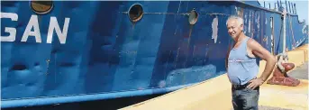  ??  ?? Roger Lanteigne devant le Lady Shippagan. - Acadie Nouvelle: Sébastien Larocque