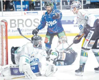  ?? FOTO: FELIX KÄSTLE ?? Chancen hatten die Ravensburg Towerstars (hinten Thomas Merl) zur Genüge. Doch die Bietigheim Steelers um den starken Goalie Stephon Williams gewannen das Duell.