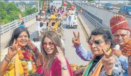  ?? MANOJ DHAKA AND PTI ?? (Clockwise) Bollywood actors Asrani and Mahima Choudhary during a roadshow in support of BJP candidate Kavita Jain in Sonepat; former Haryana Congress chief Ashok Tanwar and JJP leader Dushyant Chautala hold up maces at Matanhail village in Jhajjar; and former CM Bhupinder Singh Hooda and Virender Sehwag campaign in favour of Congress candidate Ranbir Mahindra in Charkhi Dadri on Saturday.